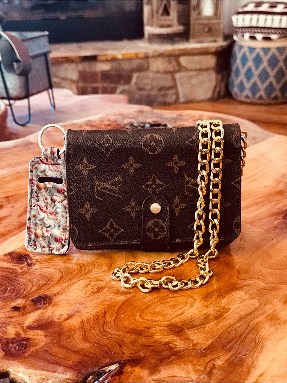 Louis Vuitton Monogram Canvas
Porte
Papier Wallet passport holder